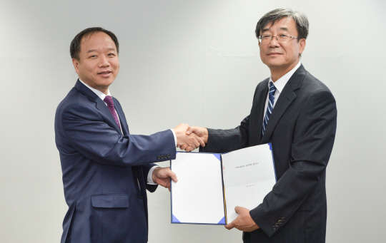 SK주식회사 C&C는 17일 경기도 성남시 분당 사옥에서 맨텍과 MOU를 맺고 재해복구 운영관리 솔루션을 공동 개발한다. 사진은 김만홍 SK주식회사 C&C의 전략사업3본부장 상무(왼쪽)와 김형일 맨텍 사장이 MOU 체결 후 기념사진을 촬영하고 있는 모습.  SK주식회사 제공